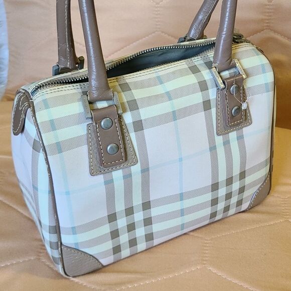 💯 Authentic Burberry Handbag 🍀 - Picture 9 of 13